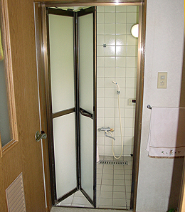 浴室の中折ドア